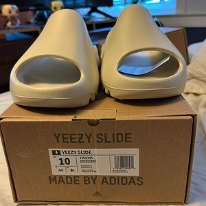 Yeezy Slide “Bone” Size 10